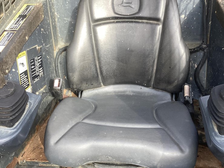 2010-deere-323d-image-14