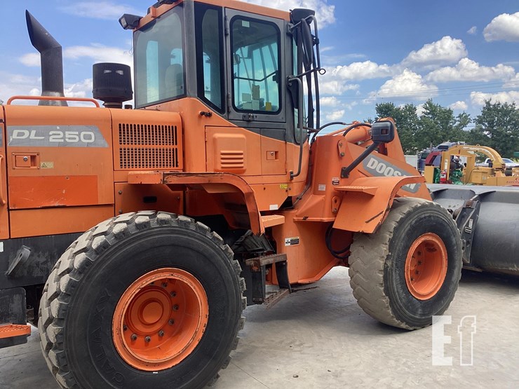 2013-doosan-dl250-image-6