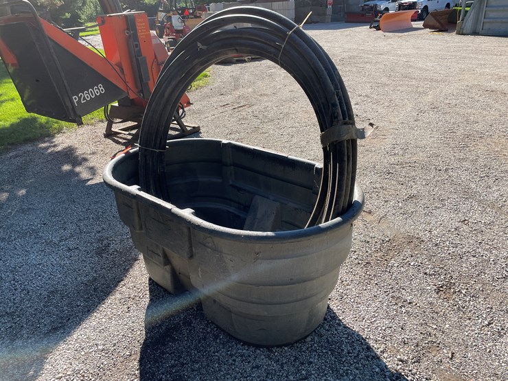 #1668-•-rubbermaid-poly-tank-and-hose-image-1