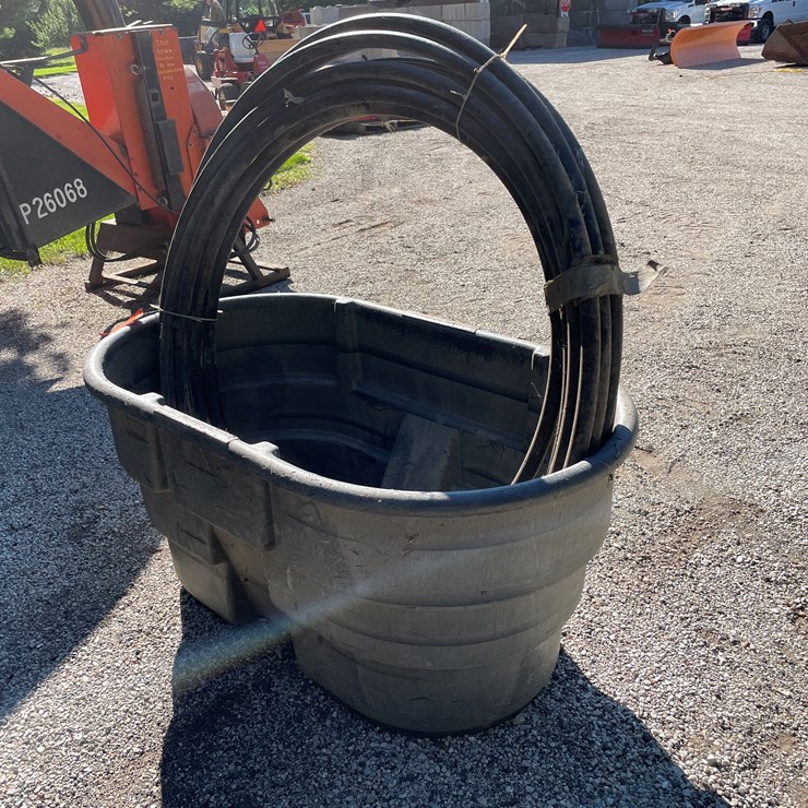 #1668 • Rubbermaid Poly Tank and Hose