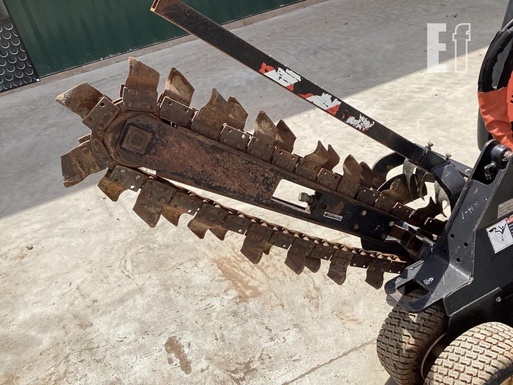 2009-ditch-witch-r300-image-9