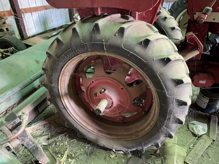 international-666-farmall-wide-front-tractor-w/-rockbox,-5,300-hrs-on-tach,-15.5-38-rears-image-2