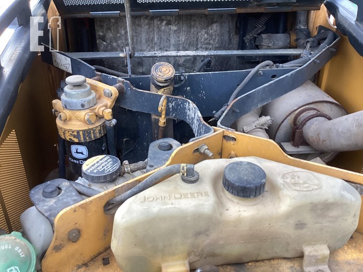 2010-deere-323d-image-13