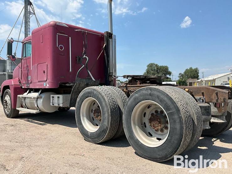 2002-freightliner-fld120-image-7