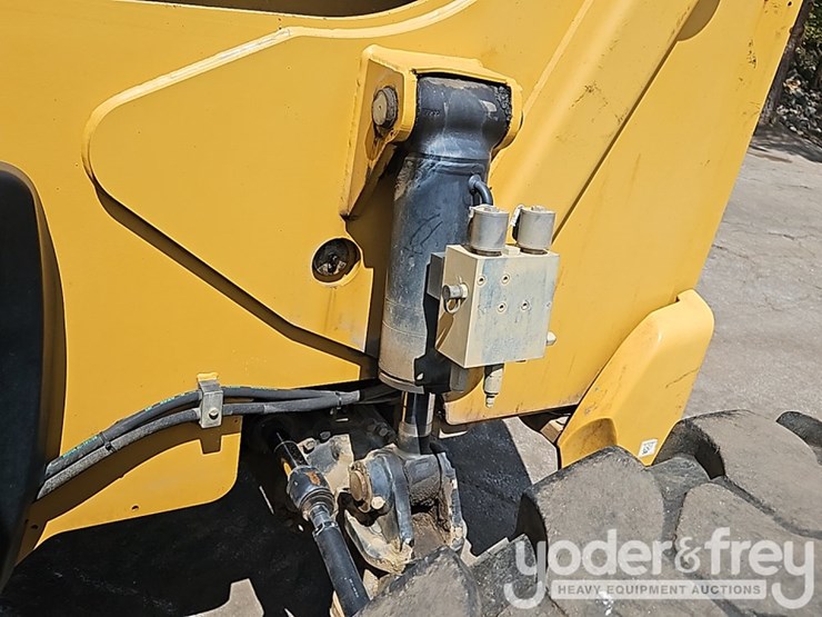 2017-caterpillar-tl642d-image-18