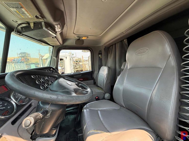 2013-peterbilt-367-image-10