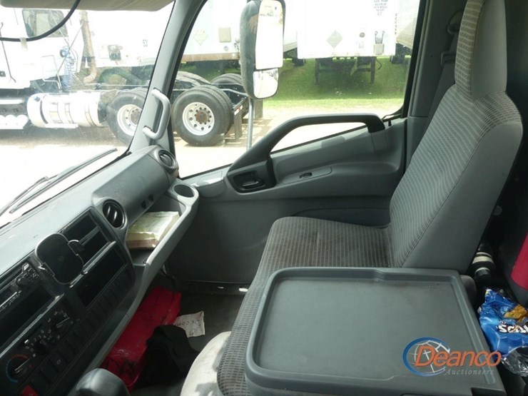 2019-hino-195-image-11