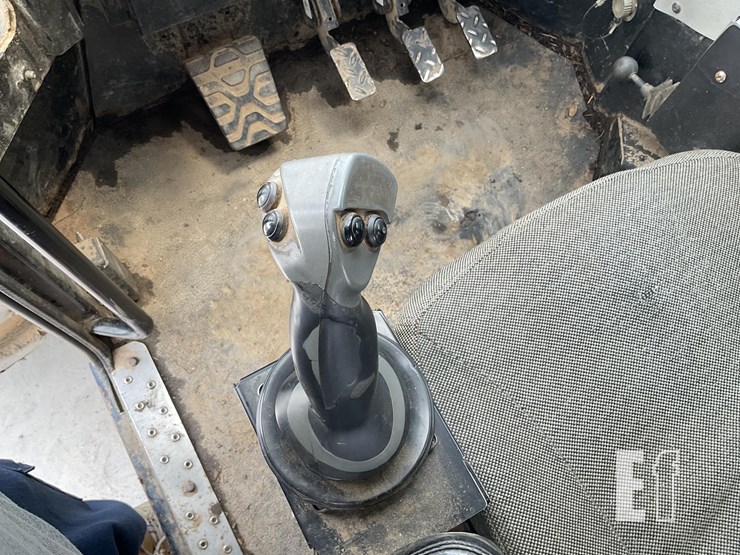 2015-caterpillar-573c-image-13