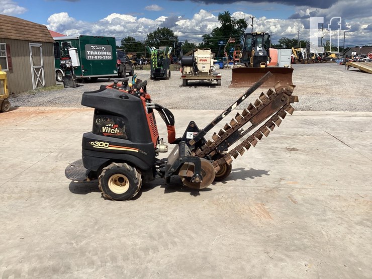 2009-ditch-witch-r300-image-5