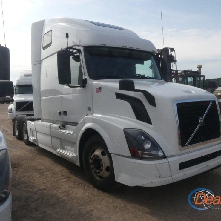 2016 VOLVO VNL TRUCK TRACTOR, S/N 4V4NC9EH0GN936363: T/A, SLEEPER, VOLVO D13 425HP ENG., ISHIFT AUTO, 12.5K FRONT, 38K REARS, 445/50R22.5 SINGLE REARS, 295/75R22.5 FRONTS, 578K MI.