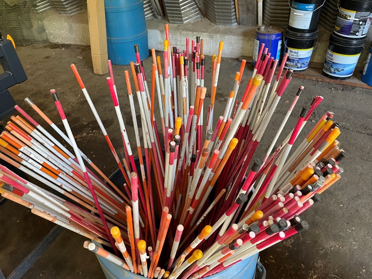 #8401-•-pail-of-driveway-markers-image-6