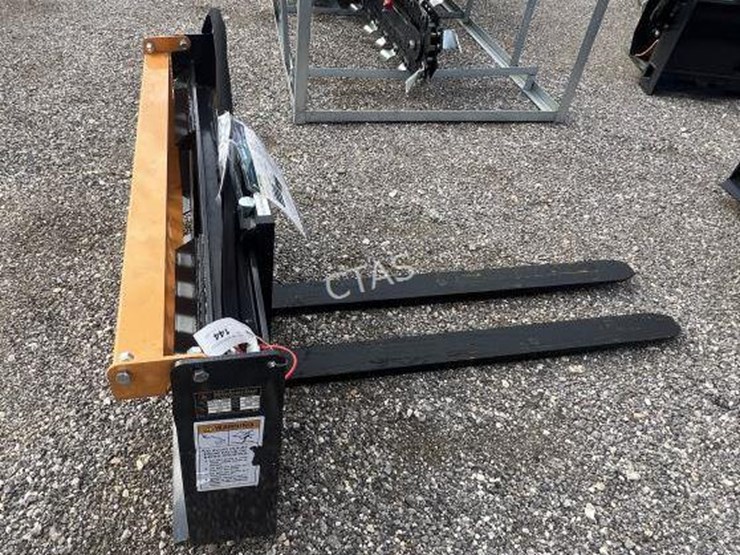 #144-•-wolverine-hydraulic-skid-steer-pallet-forks-image-4