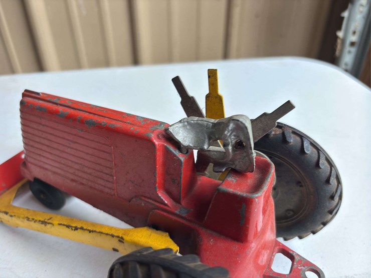 (2)-1/16-oliver-70-and-one-row-corn-picker-image-6