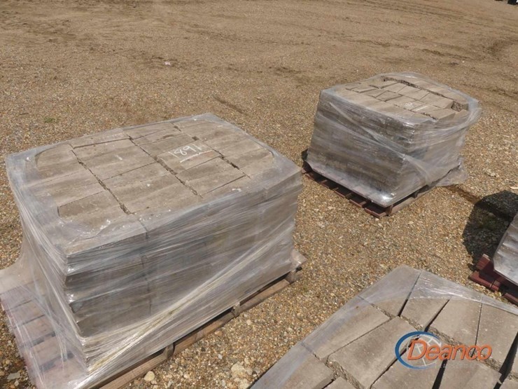 (2)-pallets-of-assorted-paving-stones-image-1
