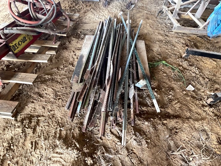 #5534-•-pallet-of-steel-posts-image-1