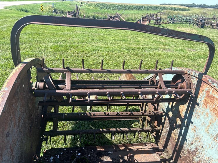 antique-manure-spreader-image-11