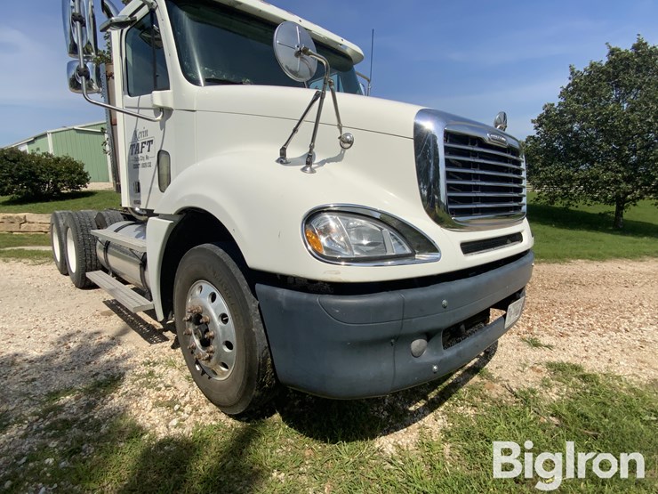 2005-freightliner-columbia-120-image-13
