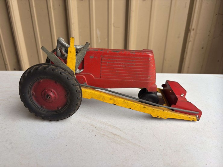 (2)-1/16-oliver-70-and-one-row-corn-picker-image-2