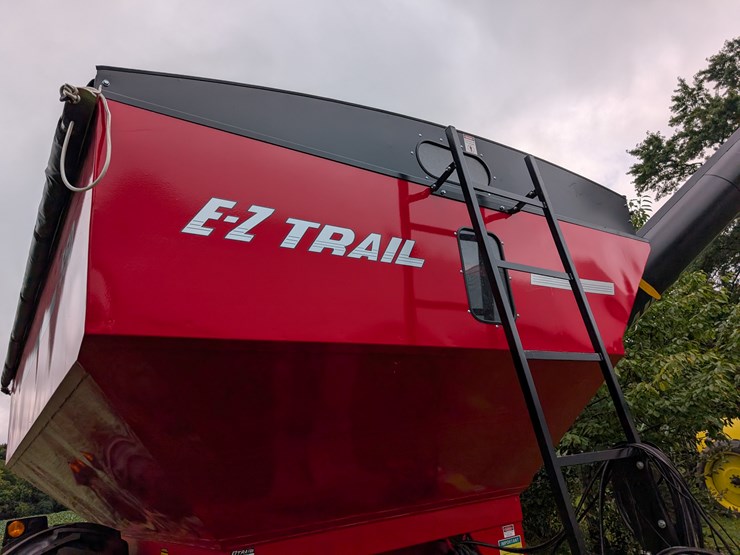 #2987-•-e-z-trail-550-unloading-grain-cart-image-9
