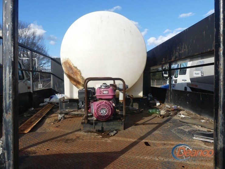 1995-ford-flatbed-truck,-s/n-1fdwf80cxsva18105-(inoperable):-s/a,-6-sp.,-water-tank-w/-pump,-odometer-shows-120k-mi.-image-4