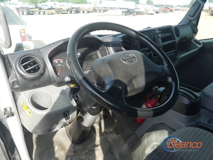 2019-hino-195-image-11