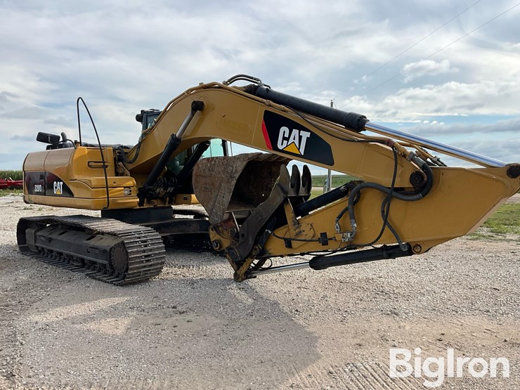 2011-caterpillar-320d-image-10