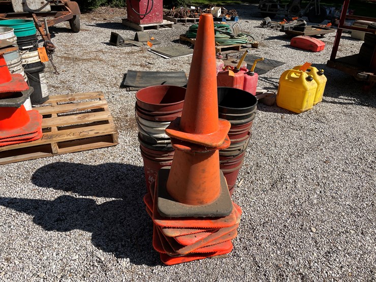 #1681-•-(8)-plastic-pails-and-cunes-image-4