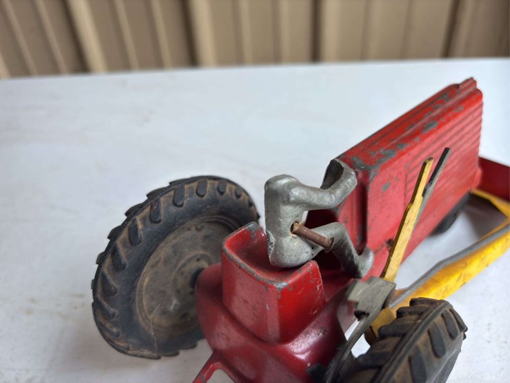 (2)-1/16-oliver-70-and-one-row-corn-picker-image-7