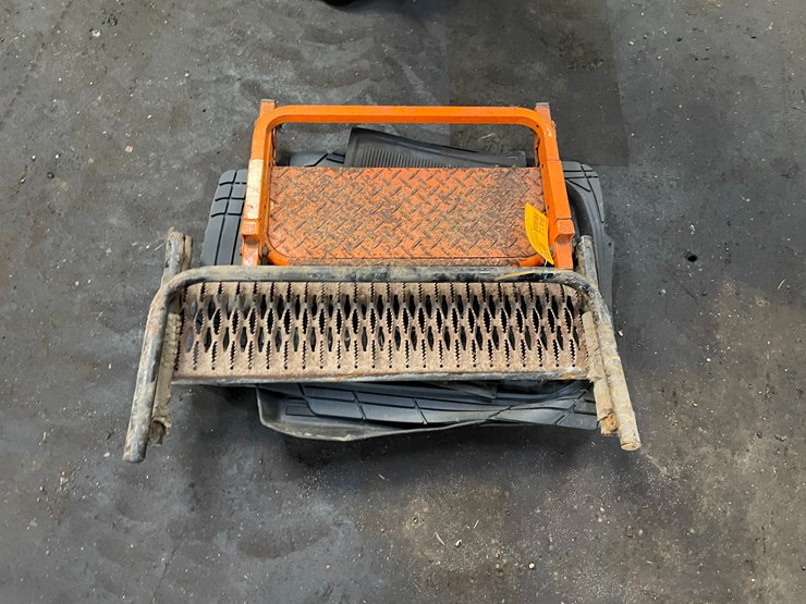 #8412-•-steel-steps-and-rubber-floor-mats-image-1