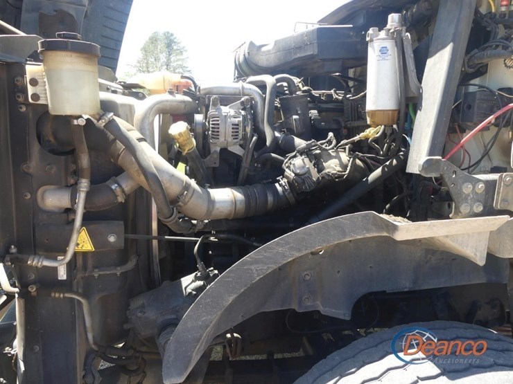 2014-caterpillar-ct660l-image-13