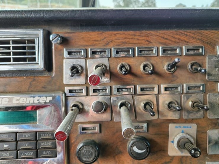 1999-peterbilt-379-image-47