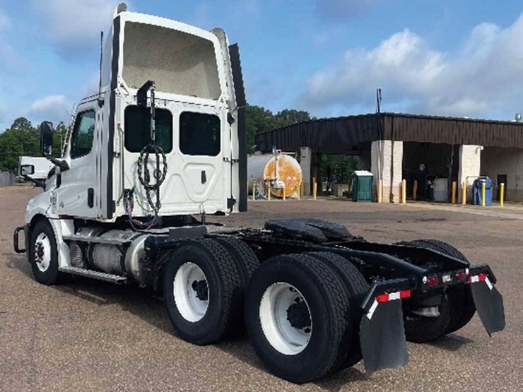 2022-freightliner-cascadia-126-image-2