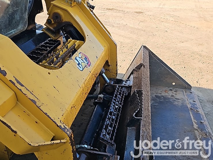 2021-caterpillar-299d3-image-13