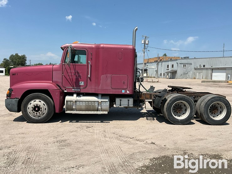 2002-freightliner-fld120-image-8