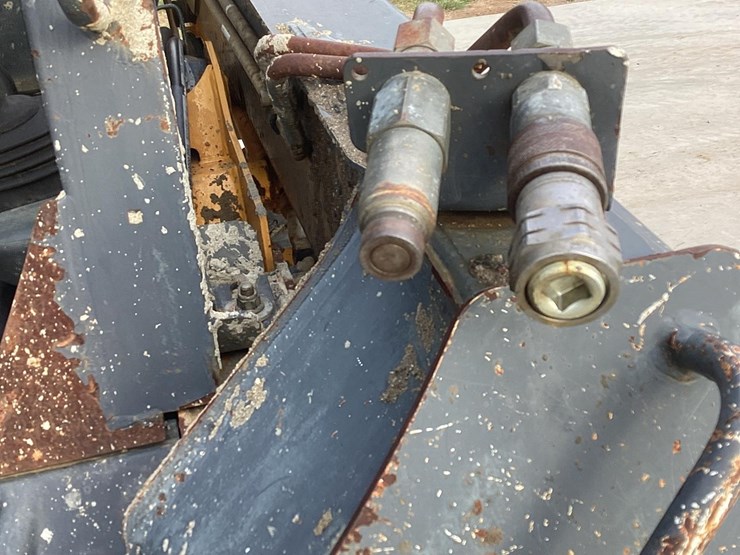 2010-deere-323d-image-12