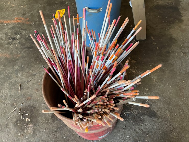#8400-•-pail-of-driveway-markers-image-4