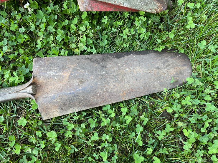#1587-•-pile-of-various-shovels-image-2