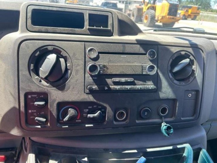 2010-ford-cargo-image-12
