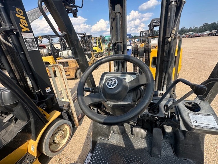 #2074-•-nissan-forklift-image-24
