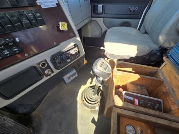 2014-western-star-4900sb-image-21