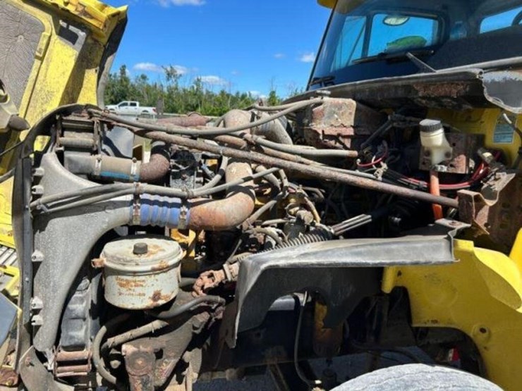 2002-freightliner-fl112-image-38