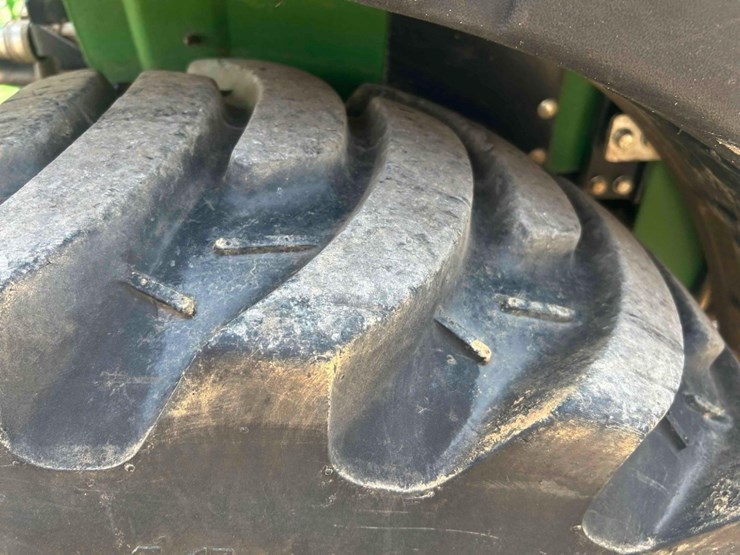 2021-john-deere-2032r-image-23