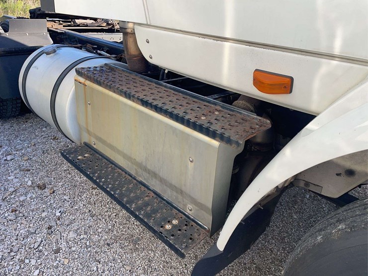 2015-navistar-8600-day-cab-semi-image-59