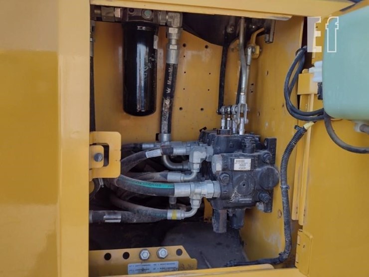 2012-deere-700j-lt-image-40