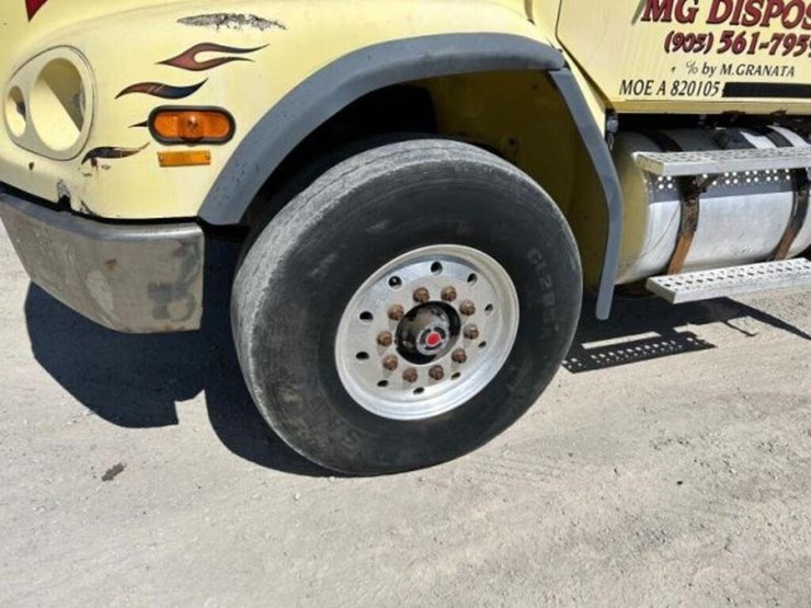 2002-freightliner-fl112-image-45