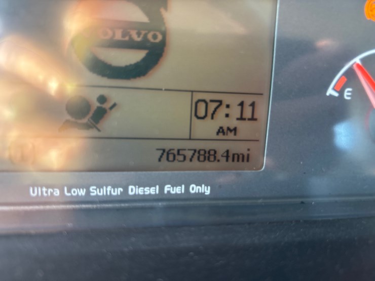 2015-volvo-vnl42t300-image-12