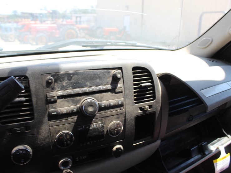2013-chevrolet-3500hd-image-8