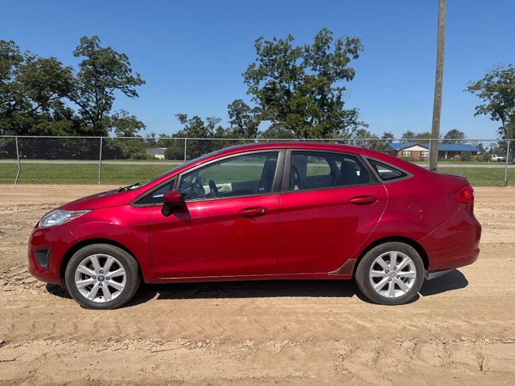 2011-ford-fiesta-se-car-image-1