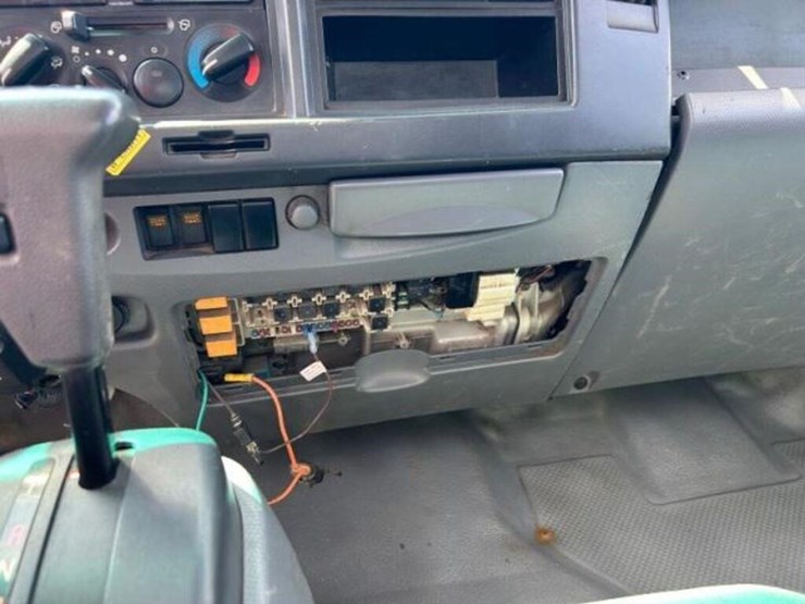 2011-isuzu-nrr-image-19