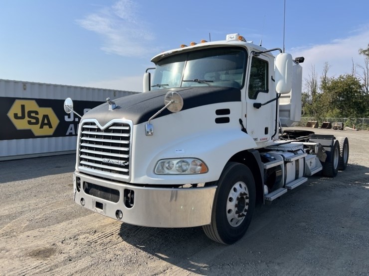 2012-mack-cxu613-t/a-truck-tractor-image-1